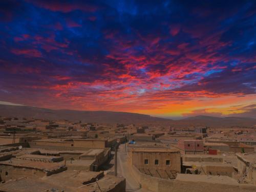 vistas a una ciudad con puesta de sol en Maison D'hôtes Chez Bassou Agoudal, en Agoudal