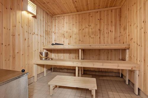 uma sauna de madeira com um banco e uma mesa em The Old Post Office em Hedenäset
