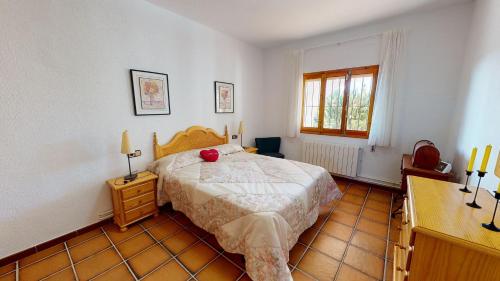 una camera con letto, tavolo e finestra di Villa Desamparados-Murcia Holiday Rentals Property a Torre-Pacheco