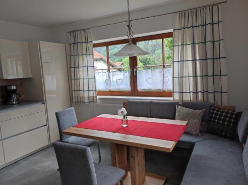 uma sala de estar com uma mesa com uma toalha de mesa vermelha em Apartment Ploner em Ainet