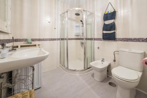 A bathroom at LARIMAR en Balcon del Mar