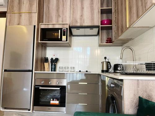 Köök või kööginurk majutusasutuses InstaHomes by Tru - Garden Suites