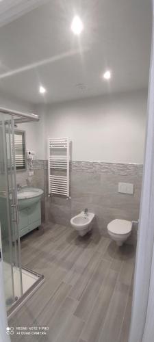 uma casa de banho com 2 lavatórios e 2 WC em Al Corso em Montella