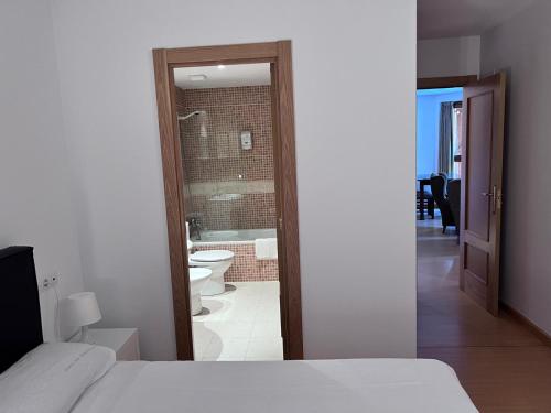 - une chambre avec un lit et une salle de bains pourvue d'une baignoire dans l'établissement Pleta 214, à Soldeu