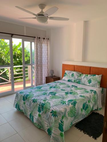 sypialnia z łóżkiem i oknem w obiekcie Kay Nou Apartments w mieście Gros Islet