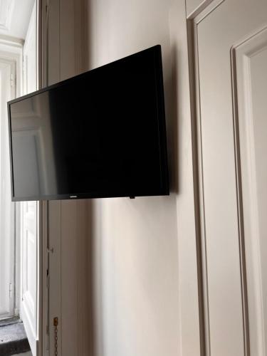 a flat screen tv hanging on a wall at Villa Valminuta in Ercolano