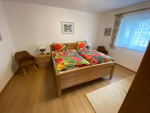 een slaapkamer met een bed, een tafel en een raam bij Landhaus Christina in Bad Dürrheim