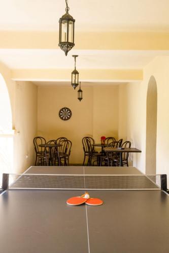 Stolní tenis v ubytování Hotel Turnul nebo okolí