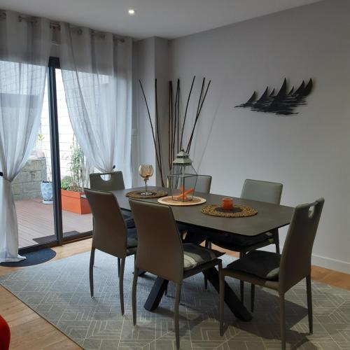 a dining room with a table and chairs at Maupy in Ploemeur