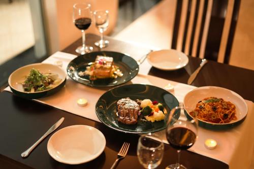 富国DAD Resort Phú Quốc的摆满食物和酒杯的桌子