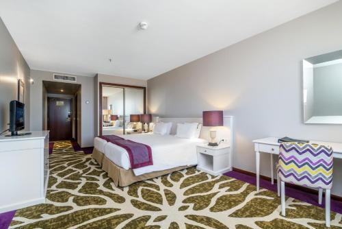 a hotel room with a bed and a desk at Holiday Inn Porto Gaia by IHG in Vila Nova de Gaia
