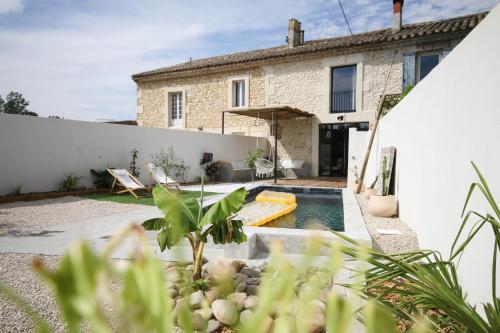 um quintal com uma piscina e uma casa em Villa du domaine Mas Lafleur 4 personnes em Châteaurenard