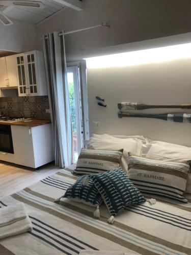 ein Zimmer mit vier Kissen auf dem Boden in einer Küche in der Unterkunft l' Acciuga Blu in Monte Marcello