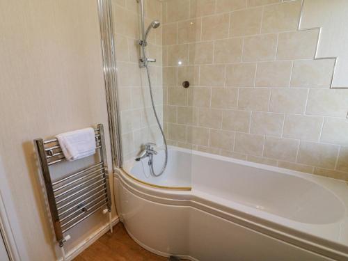 y baño con bañera y ducha. en Gressingham 22, en Carnforth