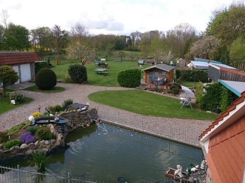 an aerial view of a backyard with a pond at Landhausidyll Ferienwohnung in Grundshagen