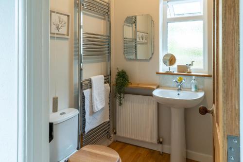 y baño con lavabo, espejo y ducha. en Finest Retreats - Tideway, en Saint Clement