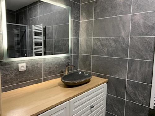 ein Badezimmer mit Waschbecken und Spiegel in der Unterkunft Charmant appart 4 pers avec balcon, parking & WiFi - FR-1-198-211 in Châtel