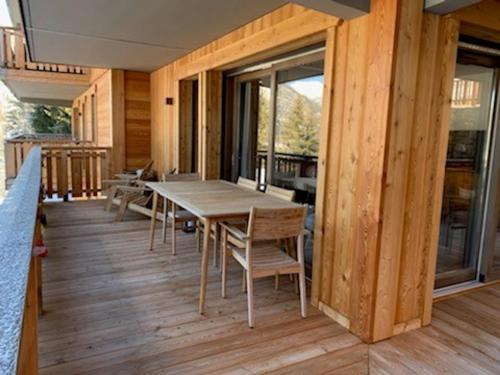 une chambre avec une table et des chaises sur une terrasse dans l'établissement Charmant appart 4 pers avec balcon, parking & WiFi - FR-1-198-211, à Châtel