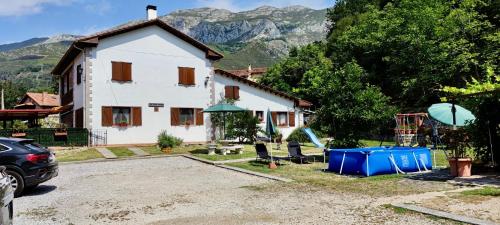 ein Haus mit einem davor geparkt in der Unterkunft Turismo Rural La Tablá in Alles