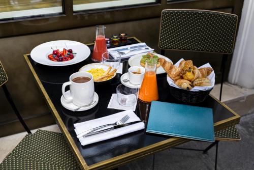 una mesa con desayuno y café. en Sofitel Le Scribe Paris Opera, en París