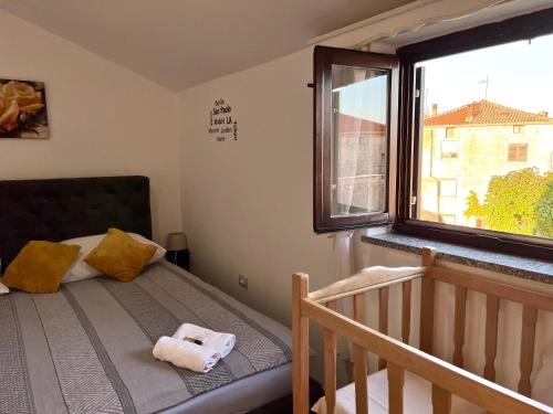 una camera con letto e finestra di Apartment Sea a Galižana