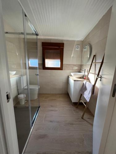 La salle de bains est pourvue d'une douche, d'un lavabo et de toilettes. dans l'établissement Casa de piedra Barreiriña, à A Coruña