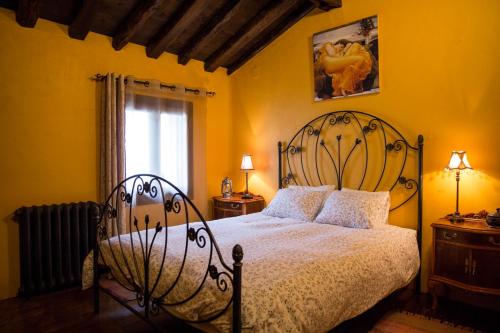 a bedroom with a large bed and a window at Casa Triskel 