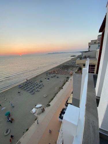 - Vistas a una playa con sombrillas y al océano en Luxury Penthouse with Full Sea View, en Durrës