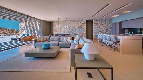 イオス島 チョーラにあるPrivate Five Br Luxury Peaceful Mylo Villa W Two Pools Close to Mylopotas Beachのソファとテーブルのあるリビングルーム