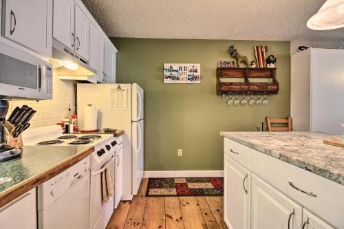 Η κουζίνα ή μικρή κουζίνα στο Cozy Condo with Magic Mountain Ski-In Access!