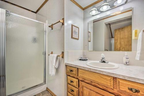 Bathroom sa Lakefront Gravois Mills Home with Boat Dock and Slides