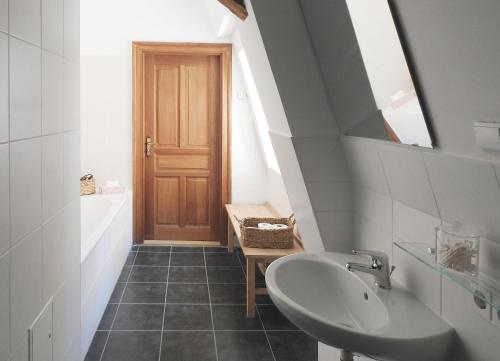 a bathroom with a sink and a mirror at Stadtpanorama in Meißen