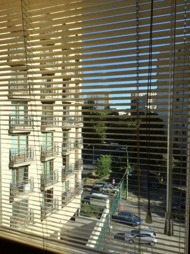 una ventana con vistas a un gran edificio en President Apartments by WarsawResidence Group, en Varsovia