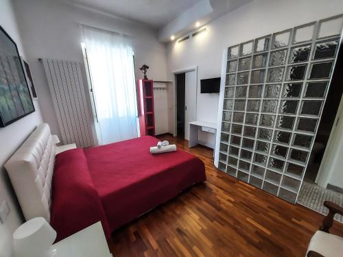 a living room with a red couch and a red blanket at Casa Flora in Taranto