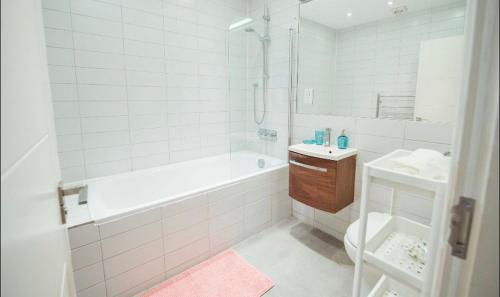a bathroom with a tub and a toilet and a sink at Fantastic 3 bedrooms flat in Euston Zone 1 in London