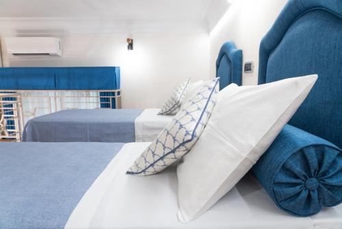 ein Schlafzimmer mit einem blauen Sofa und Kissen auf einem Bett in der Unterkunft My Place Apartment in Castellammare di Stabia