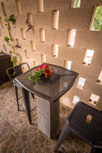 a table with flowers on it next to a wall at Azcapri Villa Boutique & Spa in Cancún