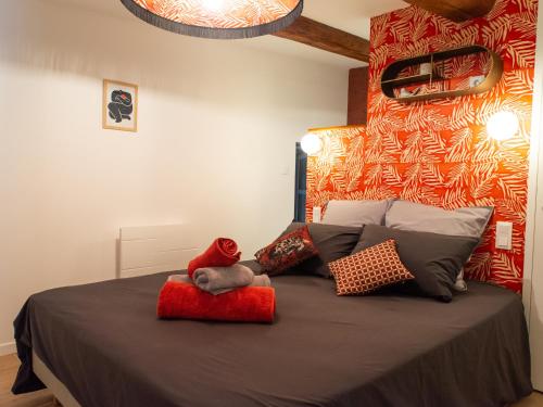 ein Schlafzimmer mit einem Bett mit einem ausgestopften Tier darauf in der Unterkunft Le Saunerie - Sleep in Sisteron in Sisteron
