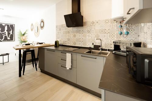 - une cuisine avec un évier et un comptoir dans l'établissement Apartamento Mucha Vida Little Apartments, à Cadix