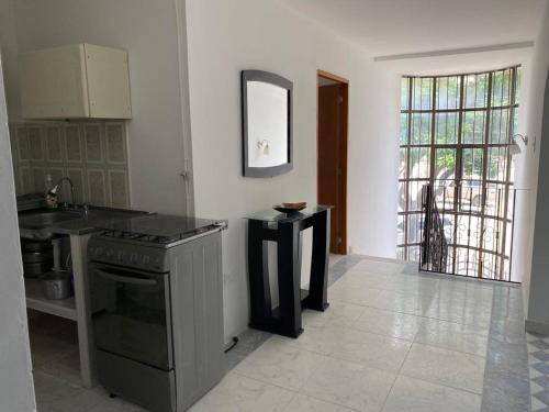 a kitchen with a stove and a counter top at Apartamento con aire acondicionado y parqueadero por dias en Santa Marta in Santa Marta
