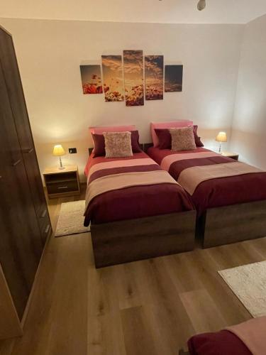 a bedroom with two beds and two lamps at Casa Rodi in Siror