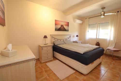 una camera con letto, scrivania e finestra di Casa Home Golf Playa a Mijas Costa