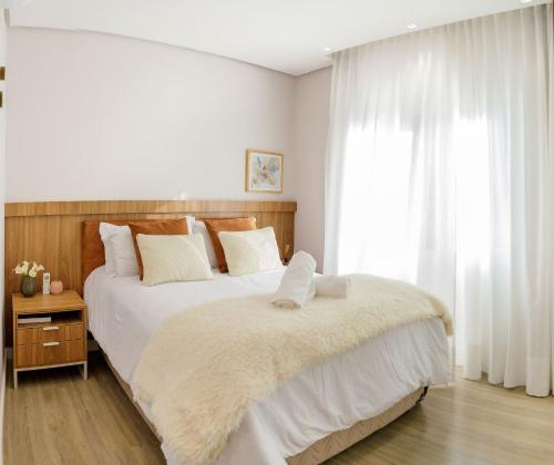 - une chambre avec 2 lits et une fenêtre dans l'établissement 304/2 apto com piscina aquecida, à Gramado