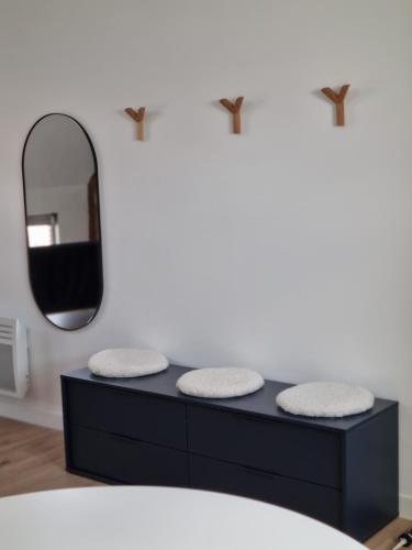 Pokój z lustrem i dwoma stołkami na stole w obiekcie Petit Nid Douillet w mieście Solre-le-Château