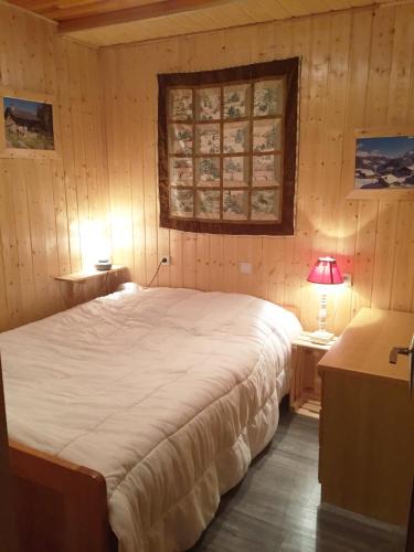 une chambre avec un grand lit blanc dans une pièce dans l'établissement La Rosière Domaine skiable France-Italie, à Montvalezan