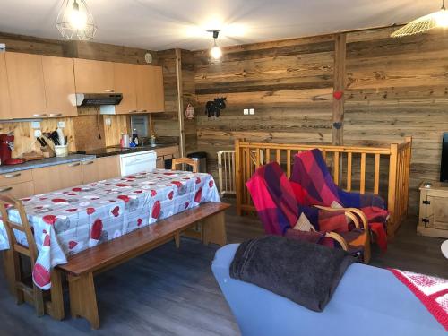 Il comprend une cuisine et un salon avec des murs en bois. dans l'établissement La Rosière Domaine skiable France-Italie, à Montvalezan