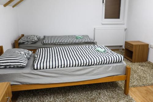 Postel nebo postele na pokoji v ubytování Soba Konak 2