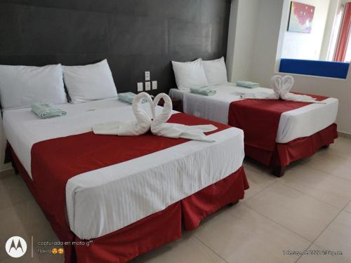 - 2 lits dans une chambre d'hôtel avec des arcs dans l'établissement MALAKI, à Los Ayala