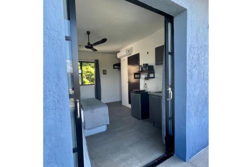 Una vista de una cocina desde una puerta. en Casa VillaMatisse, en Tulum