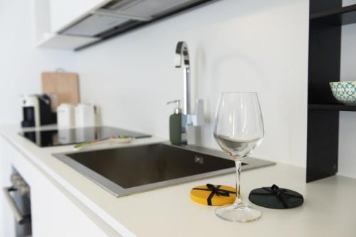 a wine glass sitting on a counter next to a sink at 42° parallelo in Termoli
